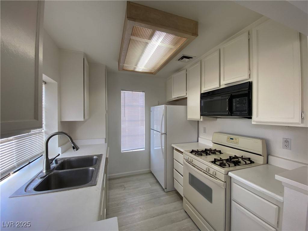 Las Vegas, NV 89103,4823 S Torrey Pines DR #204