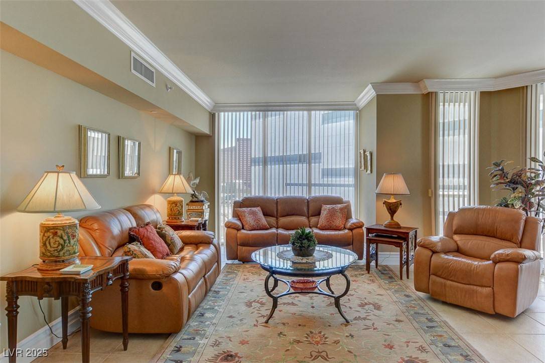 Las Vegas, NV 89109,2877 Paradise RD #1706