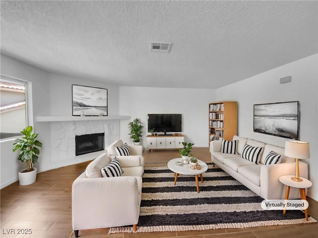 Las Vegas, NV 89128,913 Boulder Springs DR #202