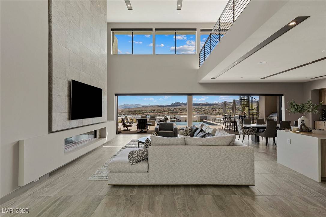 Henderson, NV 89011,29 Falling Ridge LN
