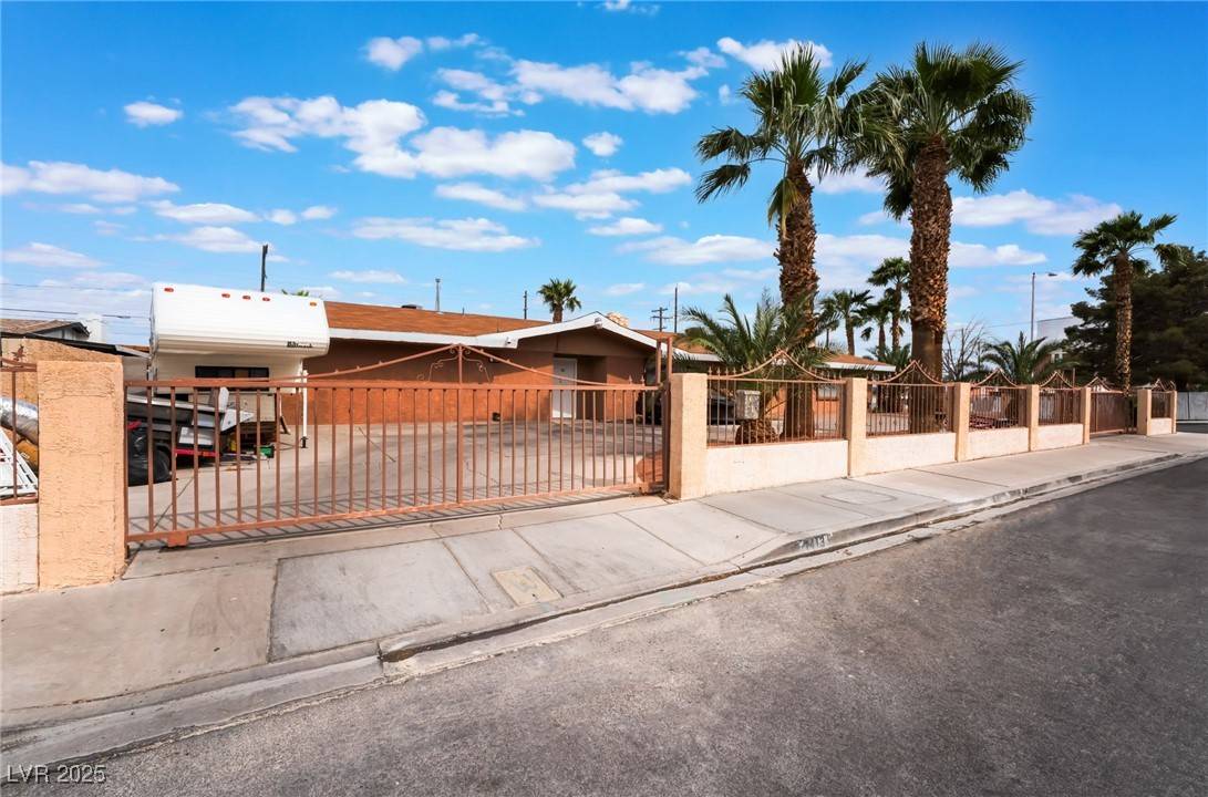 Las Vegas, NV 89104,1413 S 17th ST
