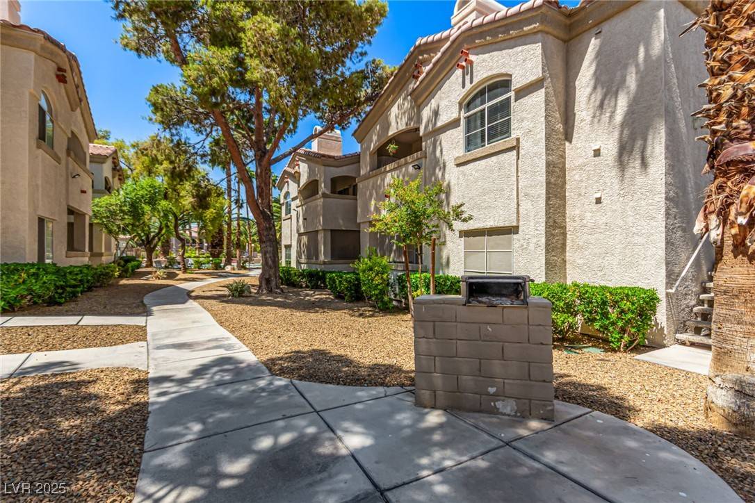 Las Vegas, NV 89120,6480 Annie Oakley DR #814