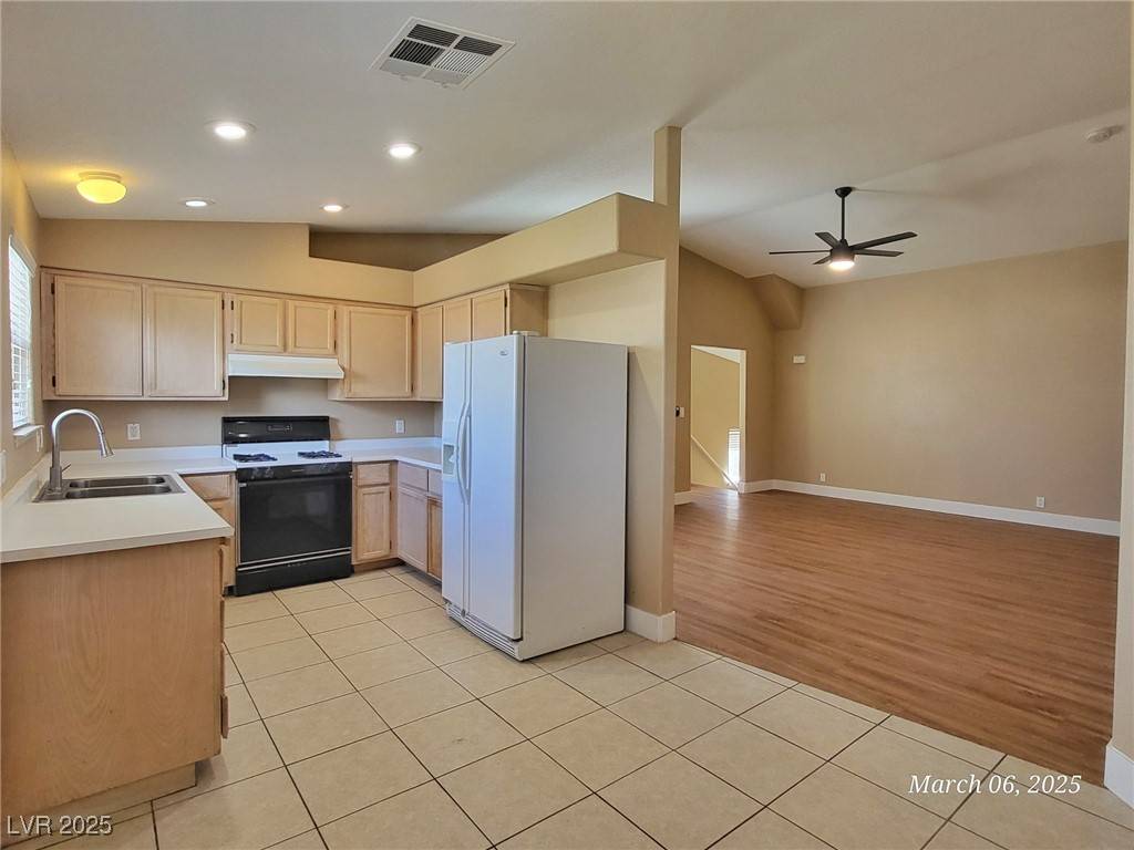 Las Vegas, NV 89128,8056 Celestial AVE #201