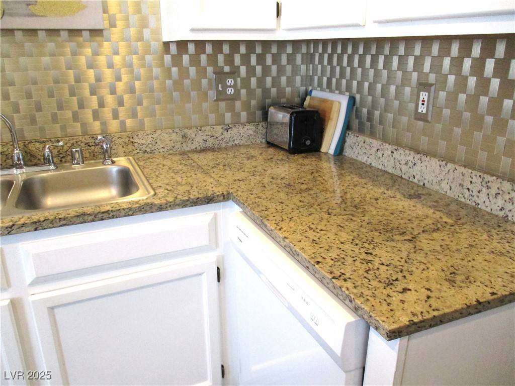 Las Vegas, NV 89120,6480 Annie Oakley DR #111
