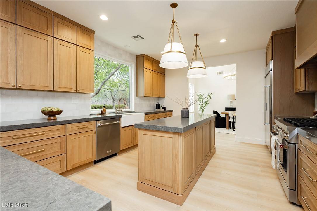 Las Vegas, NV 89183,10726 Hawes End CT