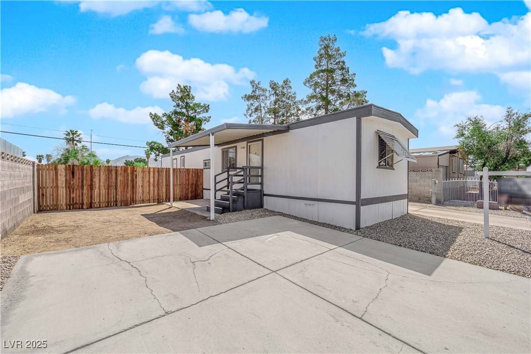 Las Vegas, NV 89115,1716 Charnut LN