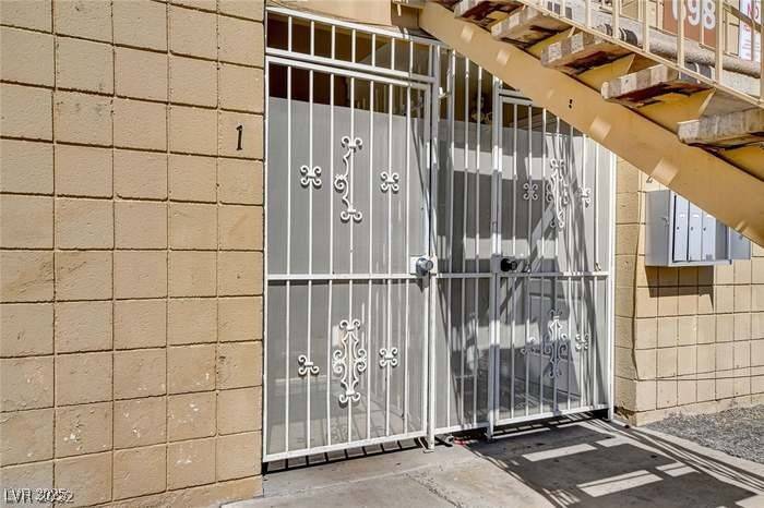 Las Vegas, NV 89119,698 Northrop AVE #1