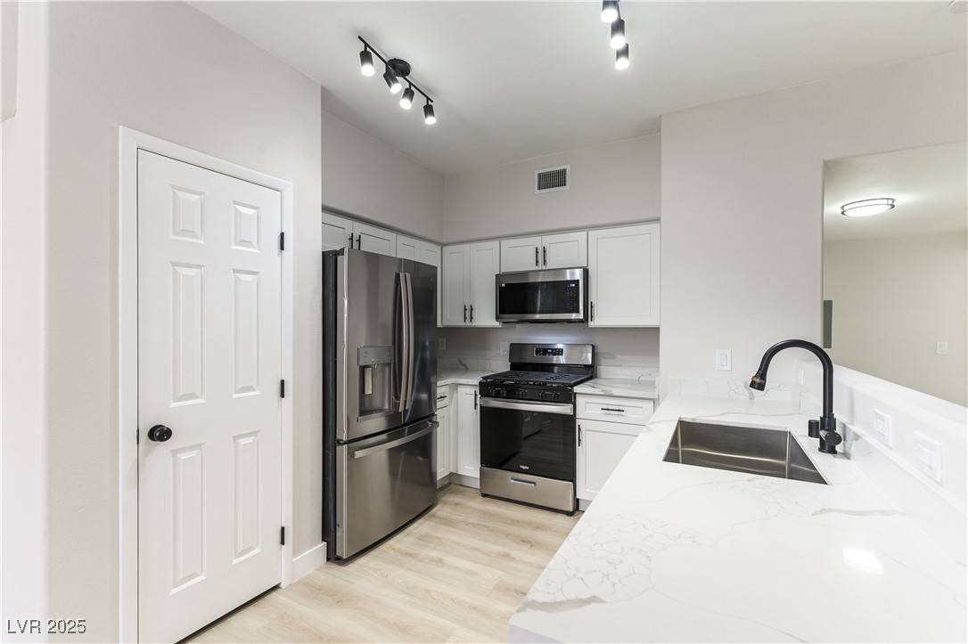 Las Vegas, NV 89149,9303 Gilcrease AVE #1215