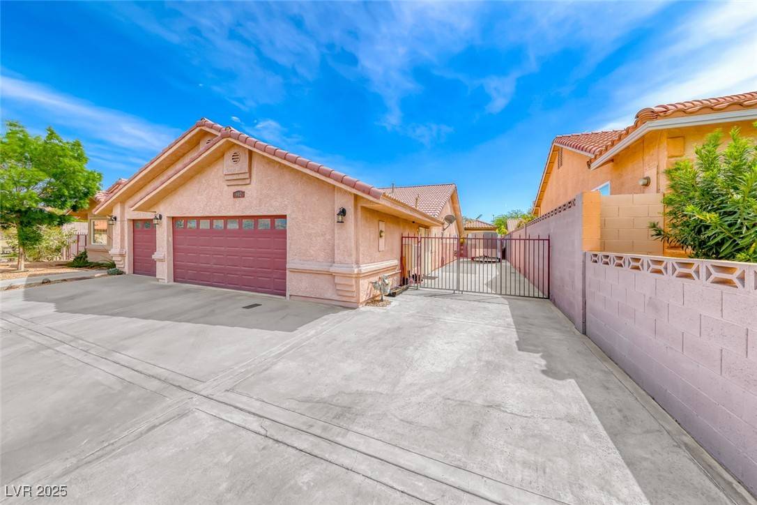 Henderson, NV 89002,902 Little Raven ST