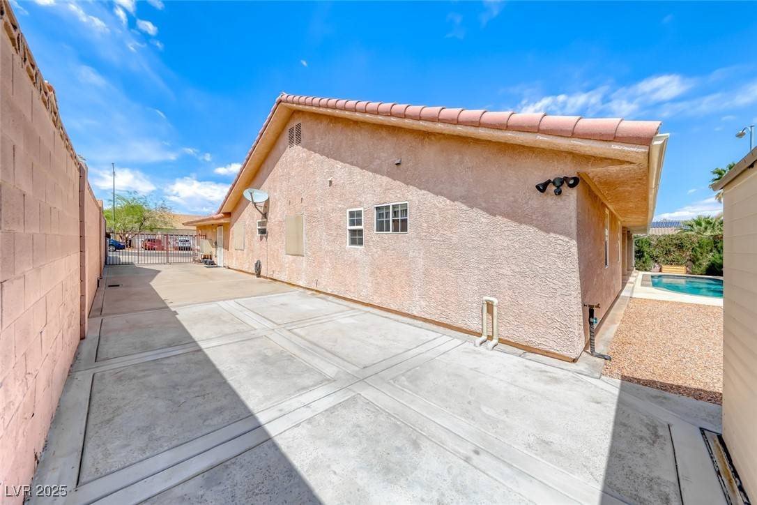 Henderson, NV 89002,902 Little Raven ST