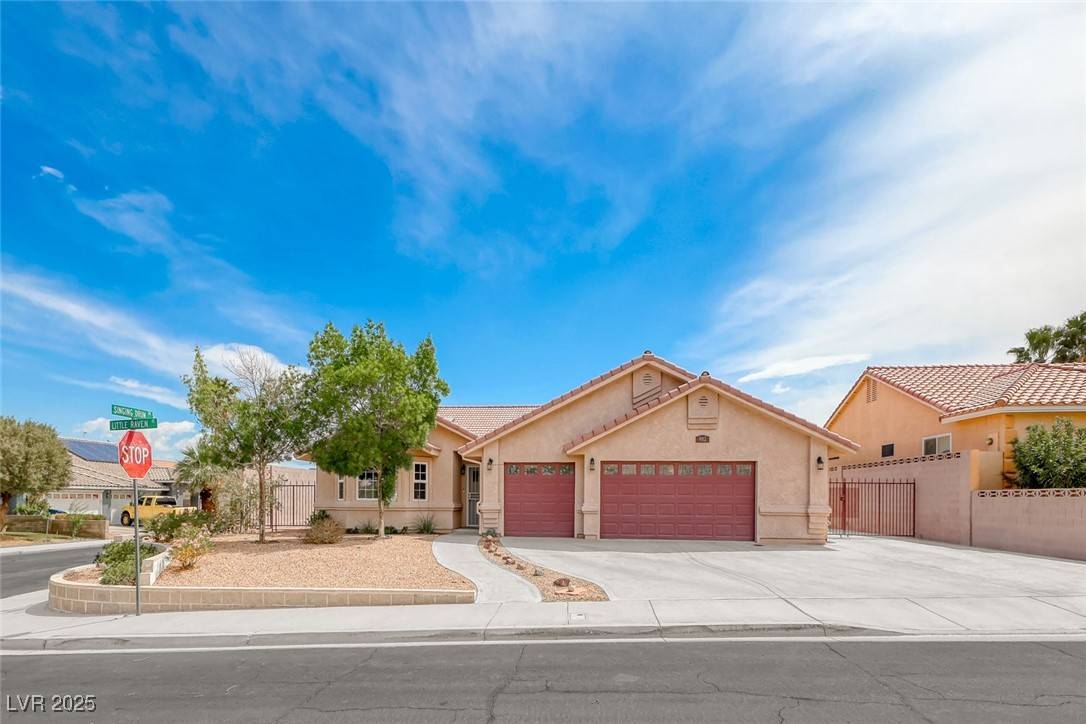 Henderson, NV 89002,902 Little Raven ST