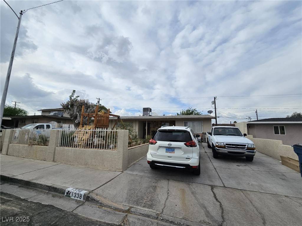 Las Vegas, NV 89108,1338 Smoke Tree AVE