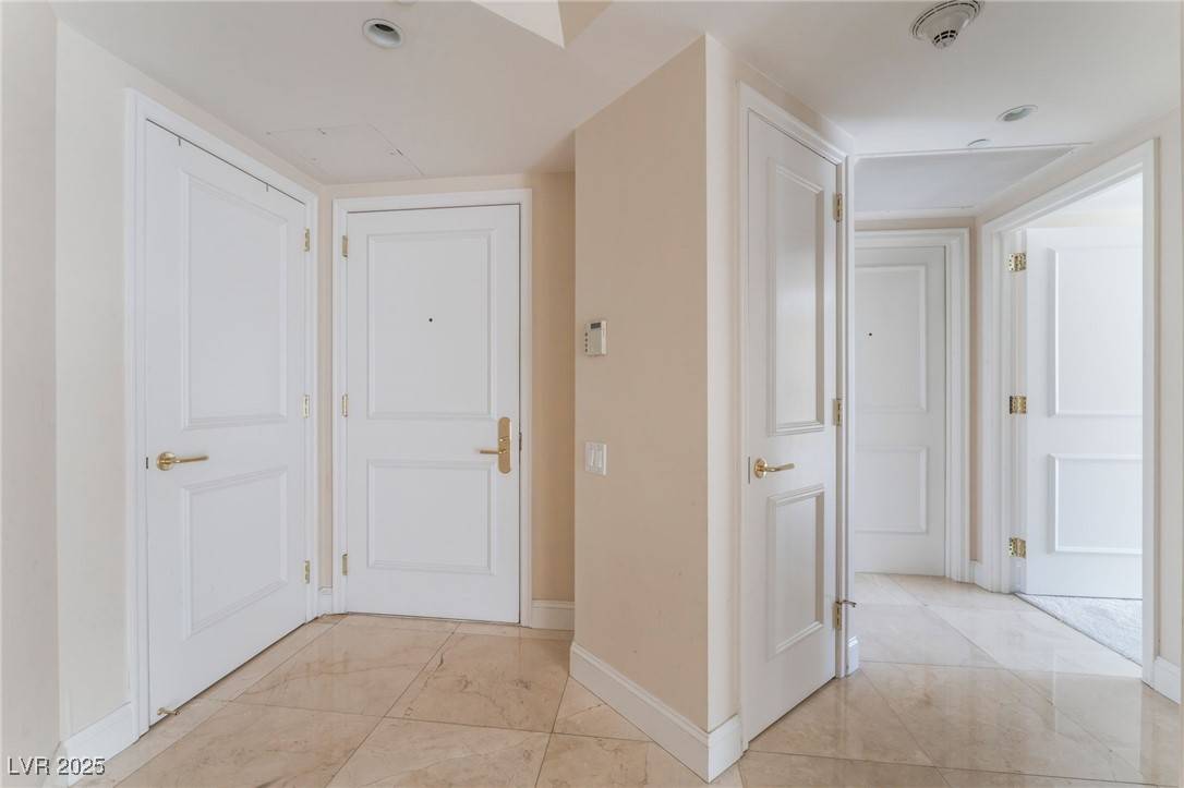 Las Vegas, NV 89109,2877 Paradise RD #1806