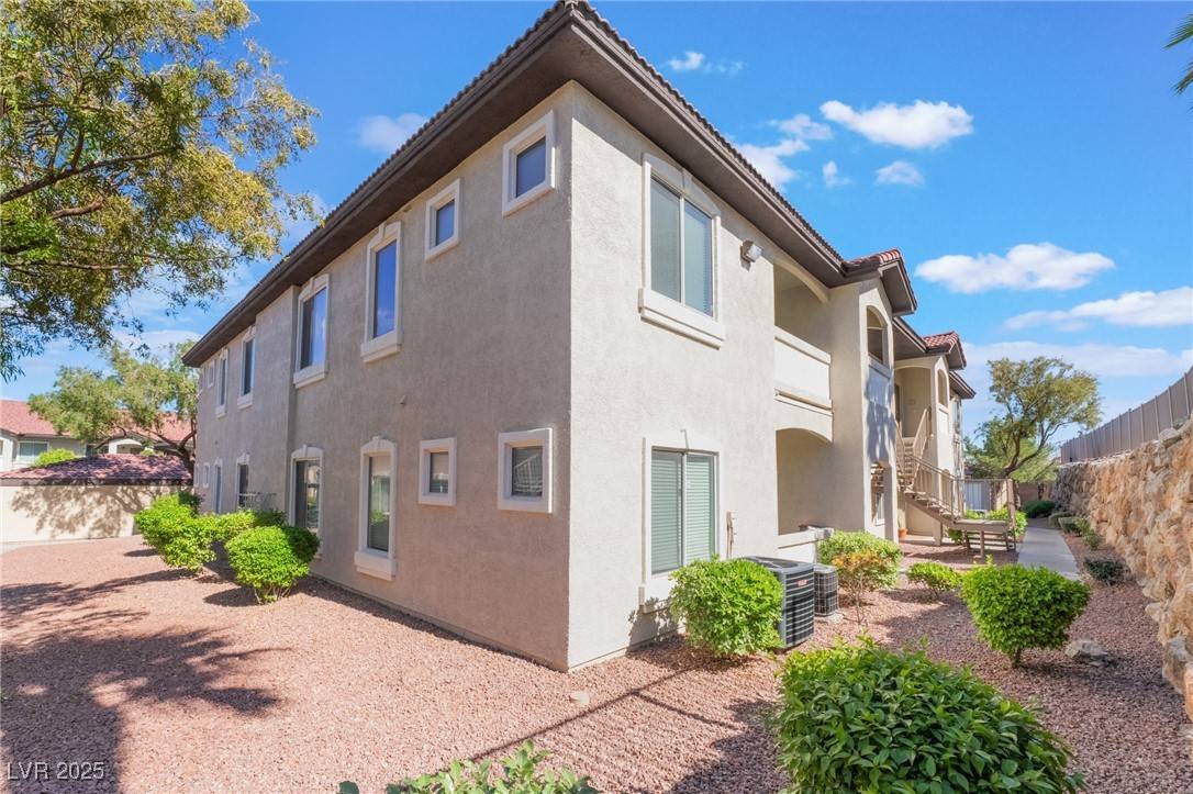 Las Vegas, NV 89129,3325 CACTUS SHADOW ST #202