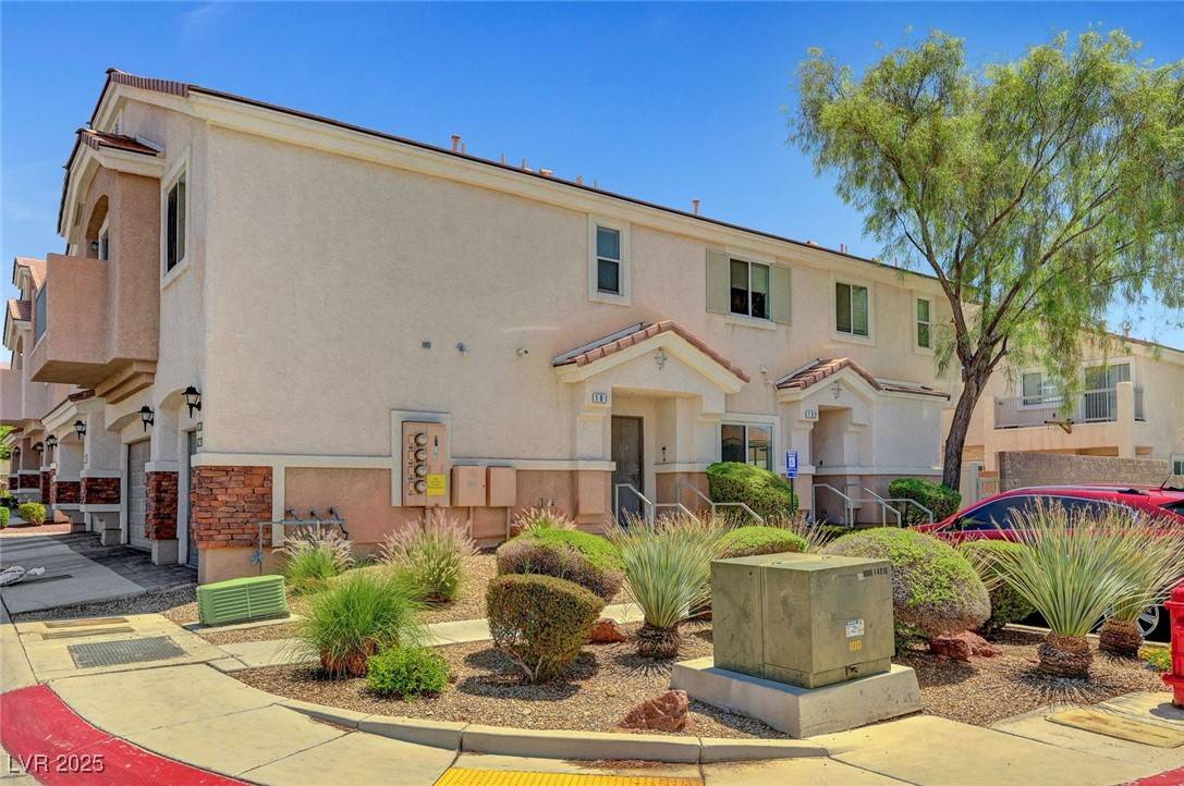 Las Vegas, NV 89122,6433 Buck Jones AVE #102