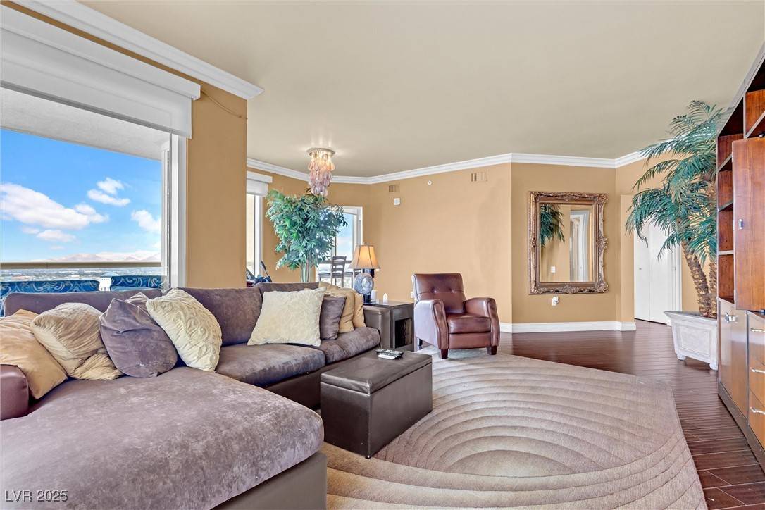 Las Vegas, NV 89109,2777 Paradise RD #2105
