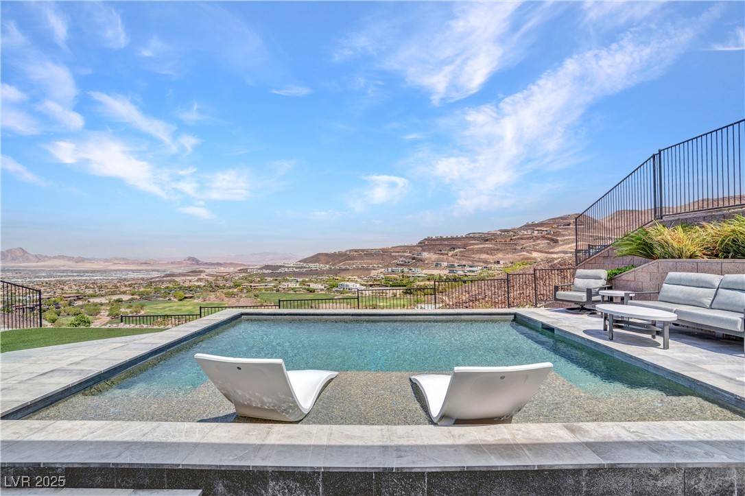 Henderson, NV 89012,668 Falcon Summit CT