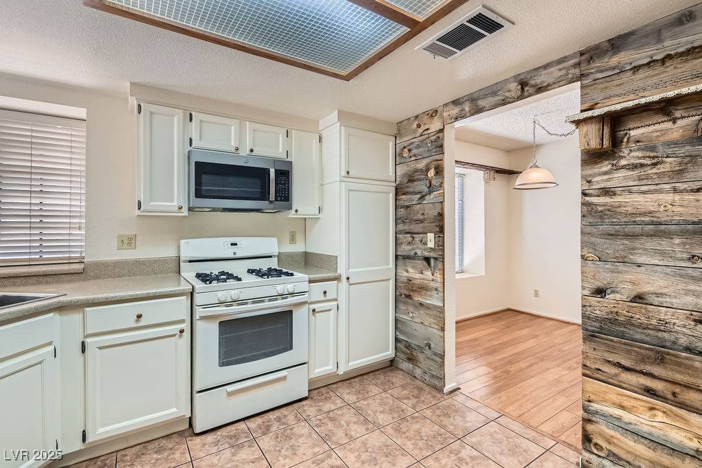 Las Vegas, NV 89108,6417 Plumcrest RD