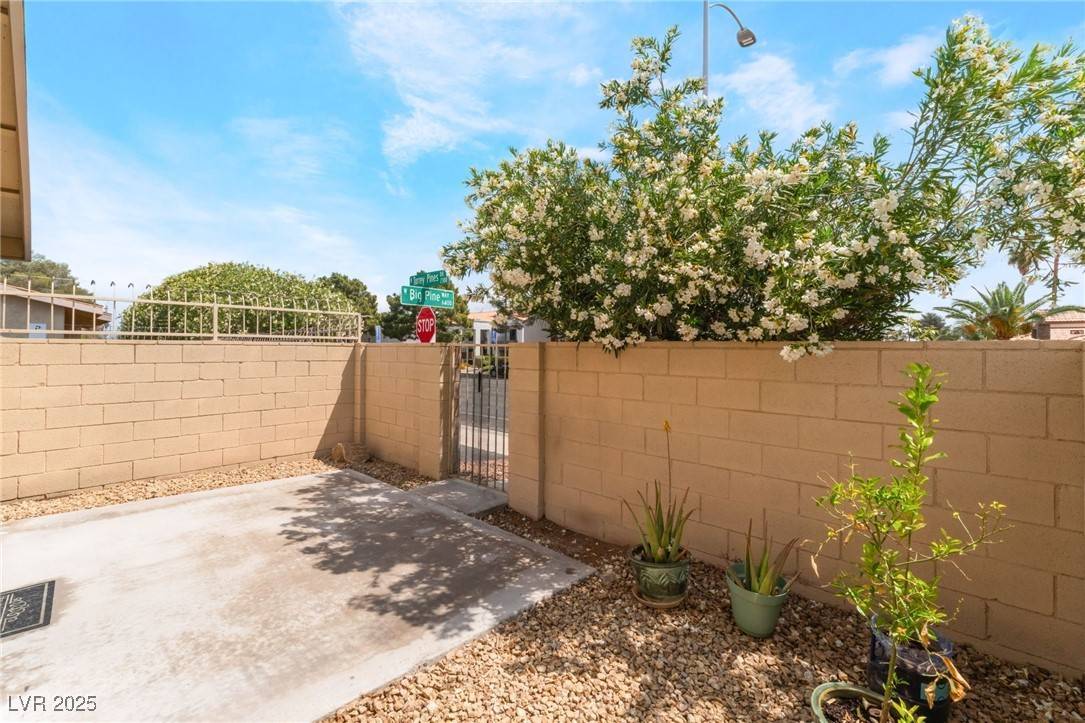 Las Vegas, NV 89108,2261 Tall Pine DR