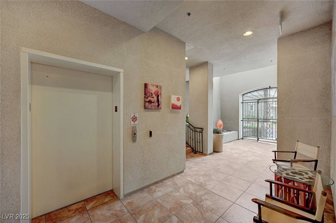Las Vegas, NV 89144,9201 Tesoras DR #401