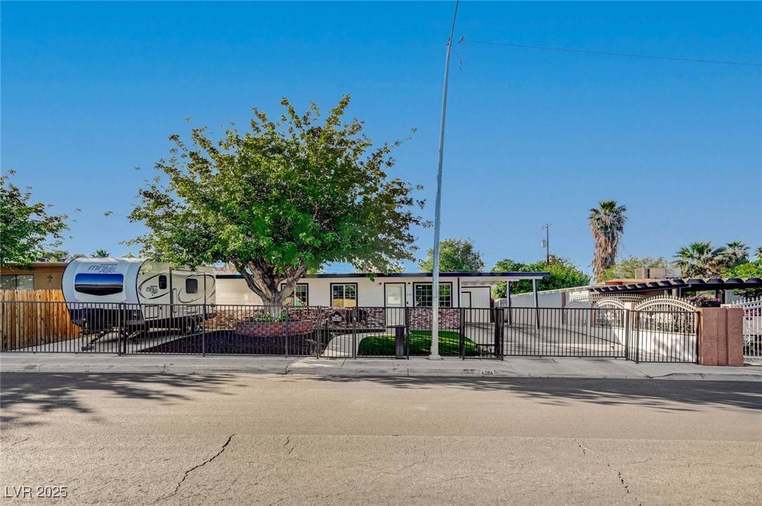 Las Vegas, NV 89121,4284 Parkdale AVE