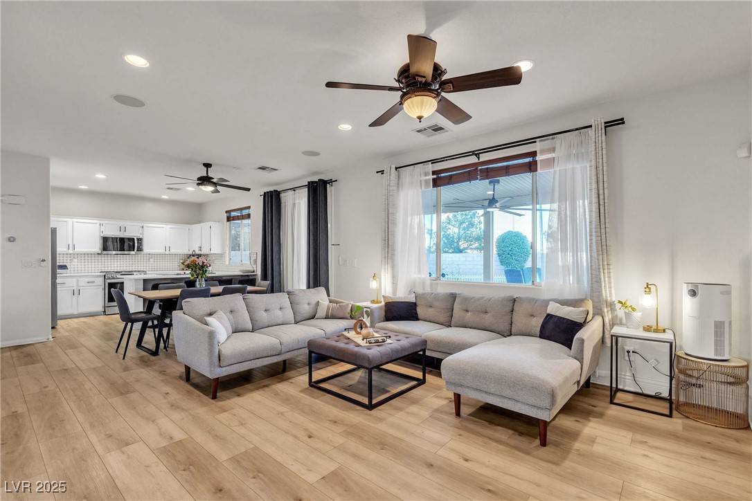 Las Vegas, NV 89117,3194 Lapis Beach DR