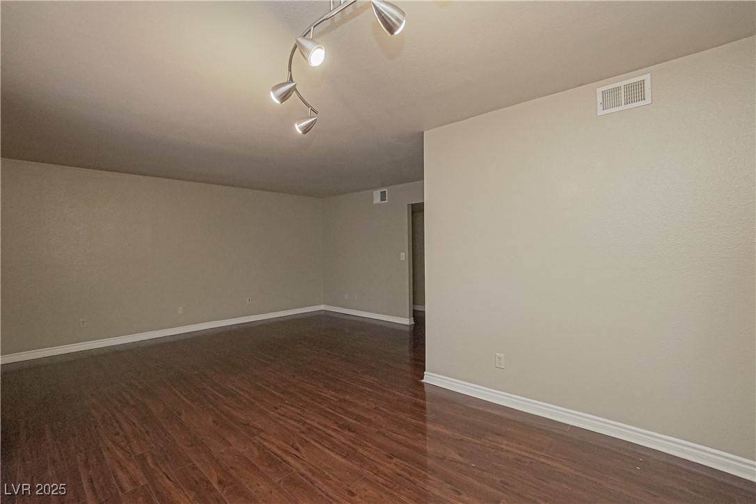 Las Vegas, NV 89103,5383 Indian River DR #323