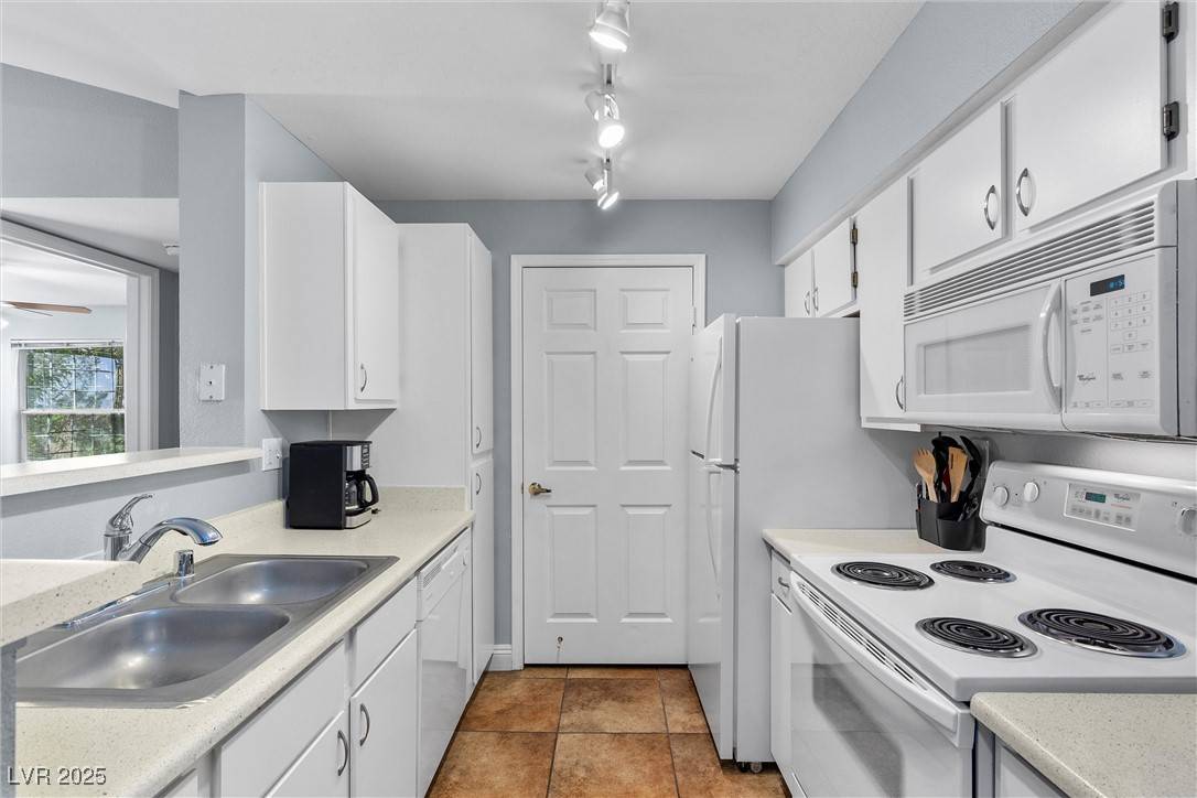 Henderson, NV 89012,231 W Horizon Ridge Pkwy #1228