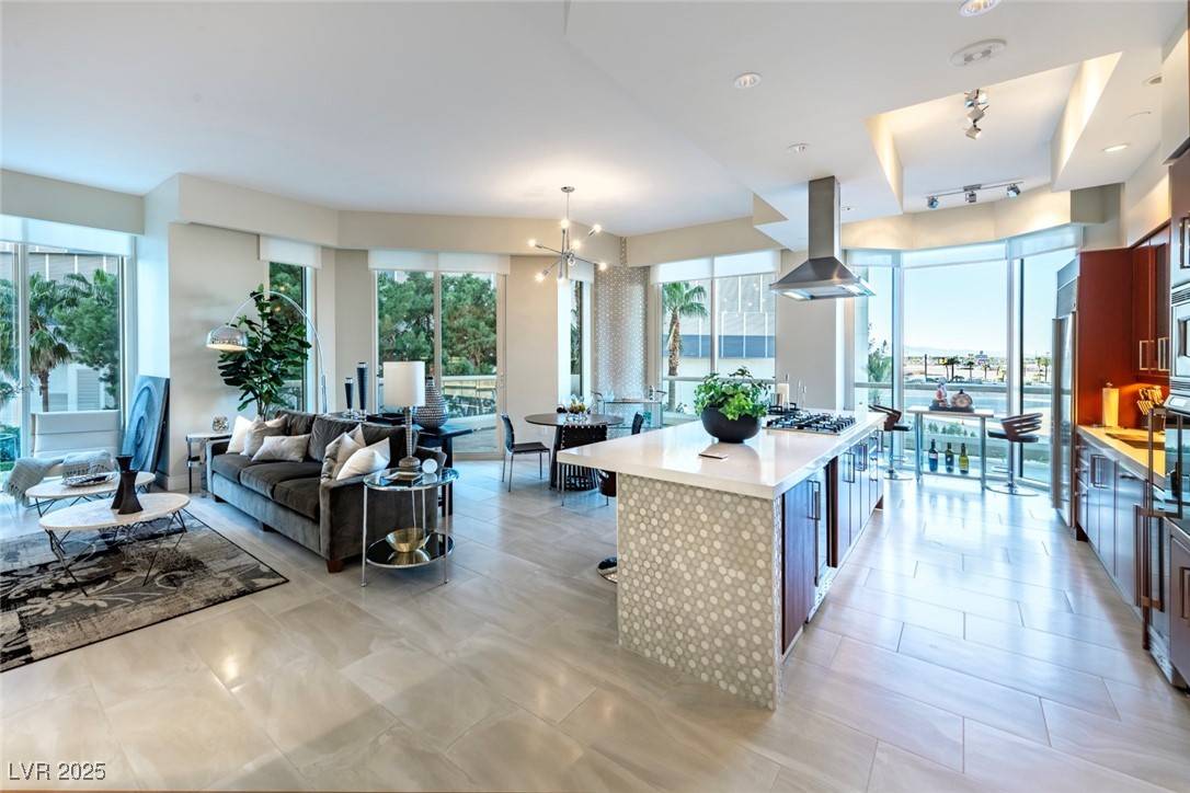 Las Vegas, NV 89109,2747 Paradise RD #206