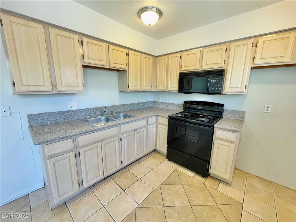 Las Vegas, NV 89169,3330 Cambridge ST #4