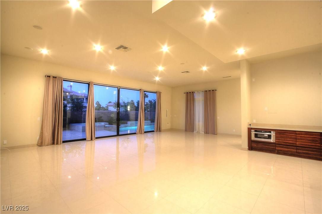 Las Vegas, NV 89117,7526 Yonie CT