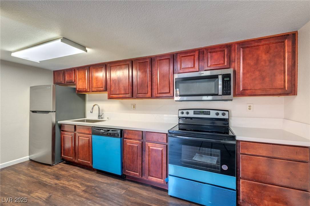 Las Vegas, NV 89103,5021 River Glen DR #45