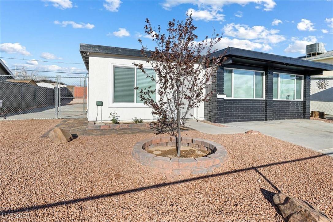 Las Vegas, NV 89107,704 Slayton DR