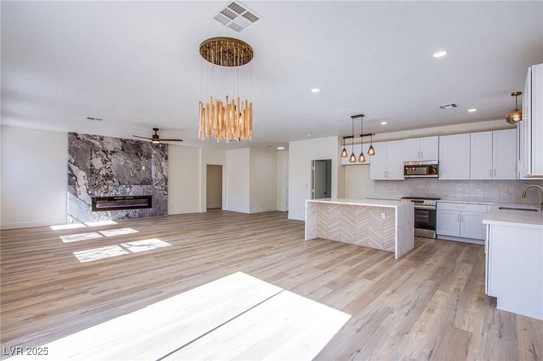 Las Vegas, NV 89118,5653 Artesia Lake CT