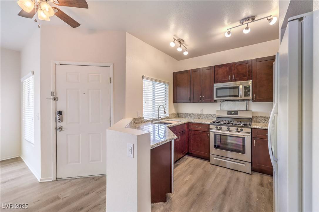 Henderson, NV 89012,251 S Green Valley Pkwy #1421