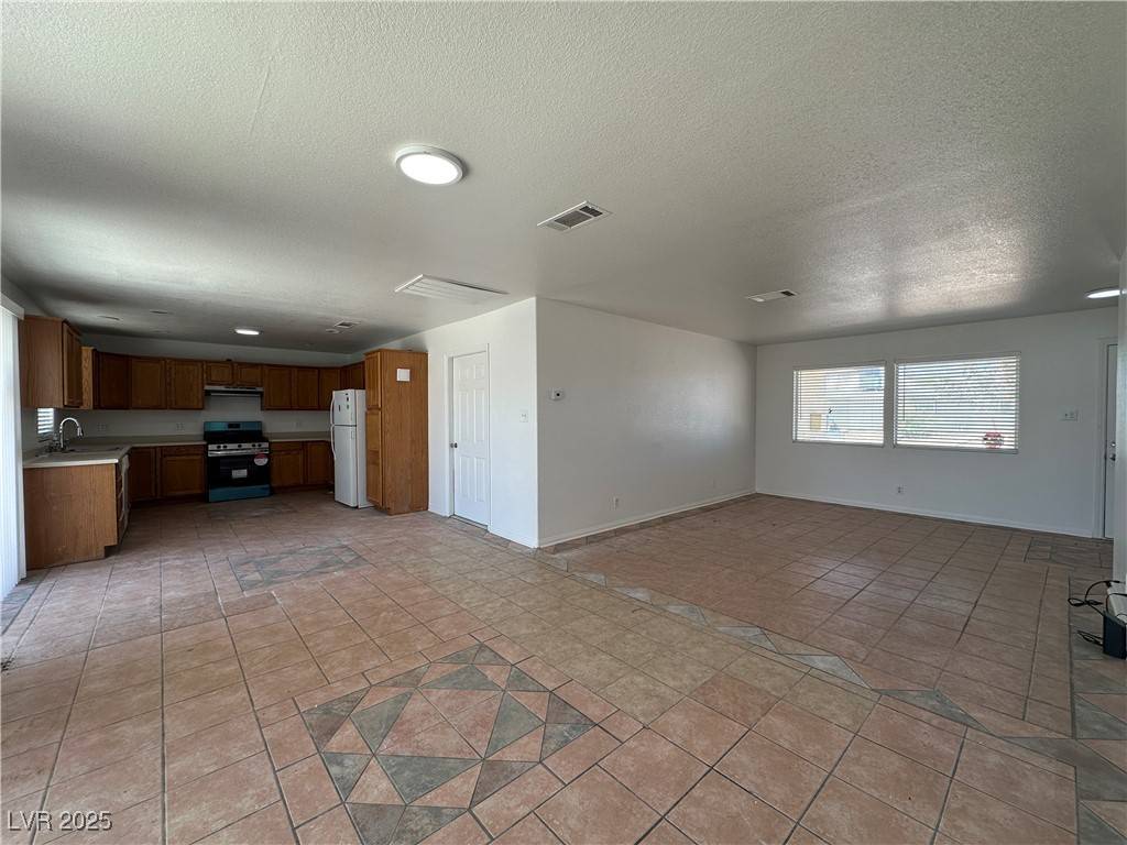 Las Vegas, NV 89145,6905 Singing Dunes LN