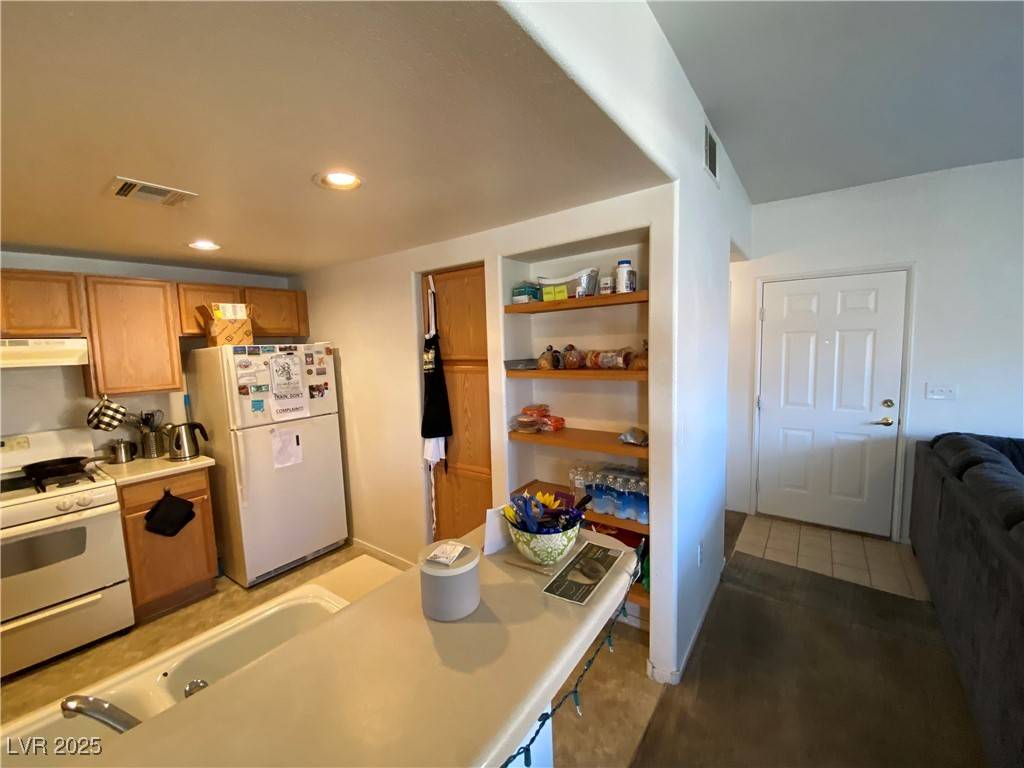Las Vegas, NV 89148,9580 W Reno AVE #283