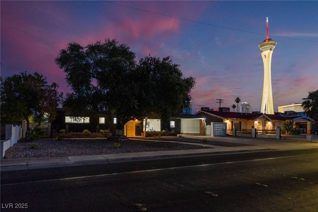 Las Vegas, NV 89104,548 E Oakey BLVD