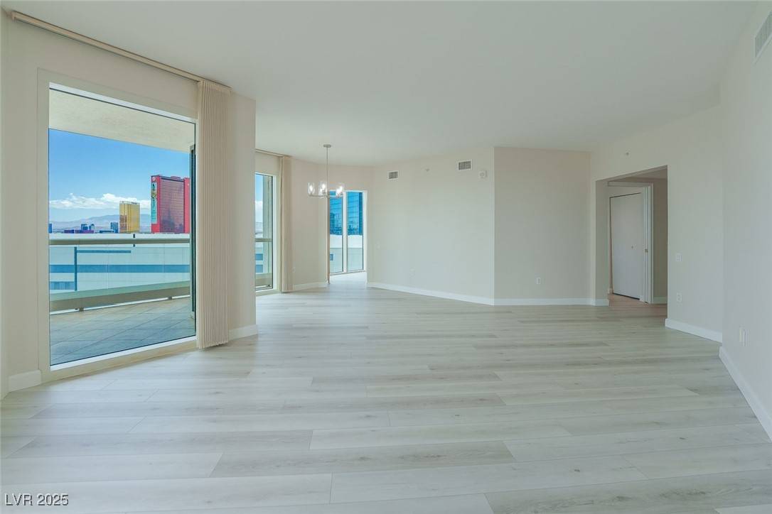 Las Vegas, NV 89109,2747 Paradise RD #2305