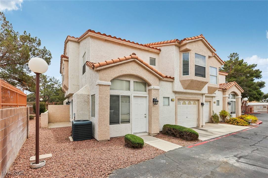 Las Vegas, NV 89108,6812 Coral Rock DR