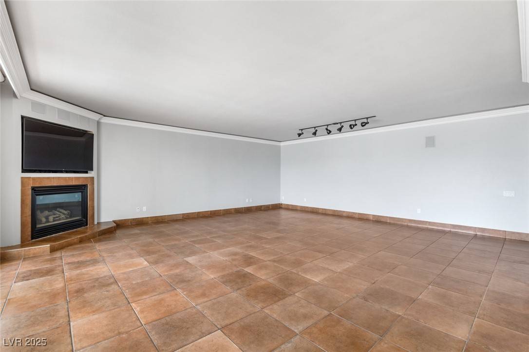 Las Vegas, NV 89109,2857 Paradise RD #301