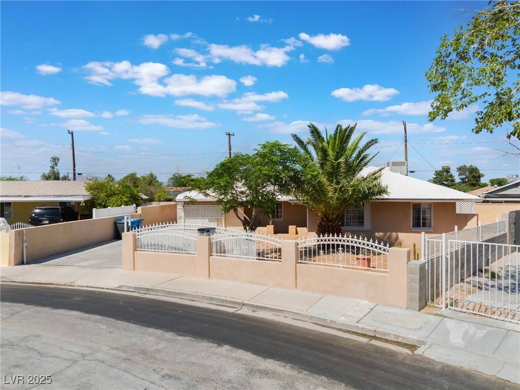 Las Vegas, NV 89107,829 Dover PL