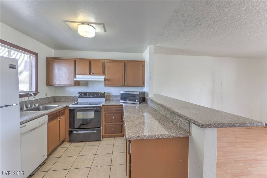 Las Vegas, NV 89119,5404 Swenson ST #34