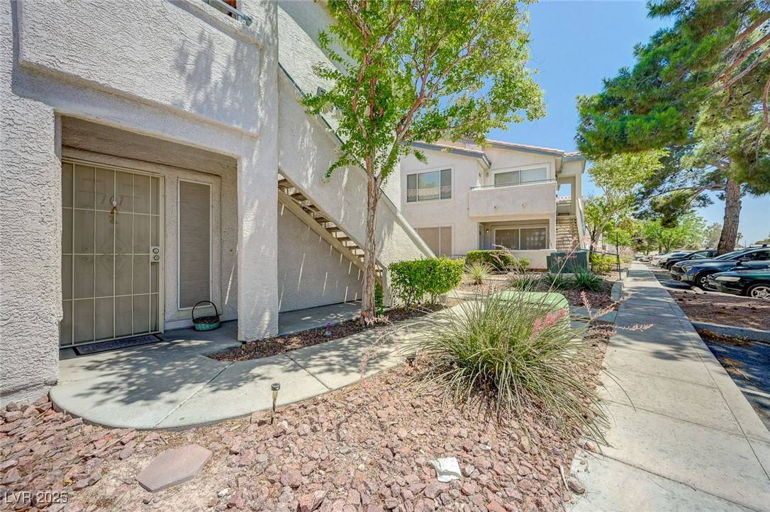 Las Vegas, NV 89120,5196 Mandalay Springs DR #101