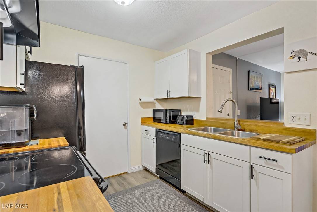 Las Vegas, NV 89107,220 Mission Newport LN #105