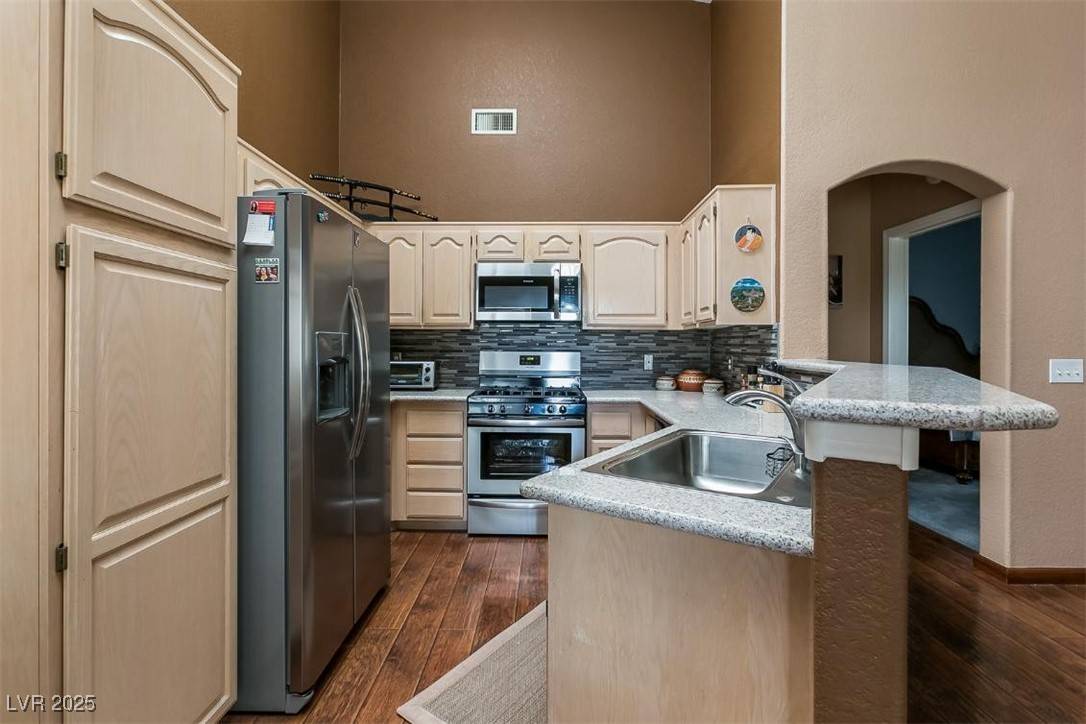 Las Vegas, NV 89117,3320 S Fort Apache RD #208