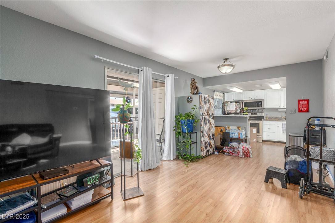 Las Vegas, NV 89103,5301 River Glen DR #205