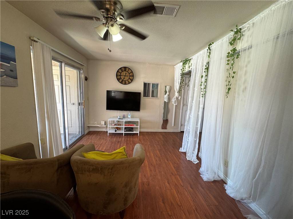 Las Vegas, NV 89103,5499 Indian River DR #356
