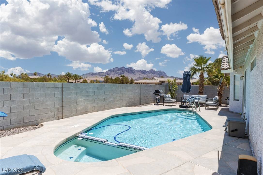 Henderson, NV 89002,998 Hunters Run DR