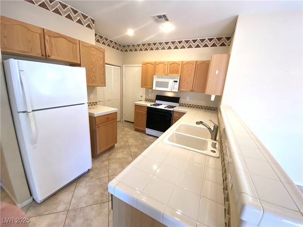 Henderson, NV 89052,259 QUEENS CT